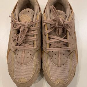 Nike Kids Sneakers in Tan and Brown